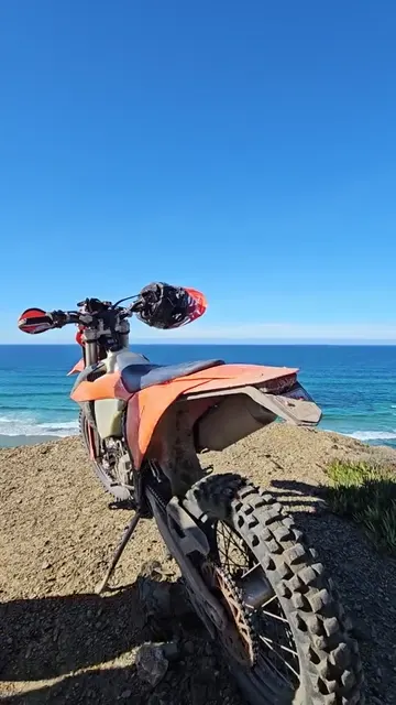 Una KTM sopra le scogliere dell’Atlantico vicino a Carrapateira.