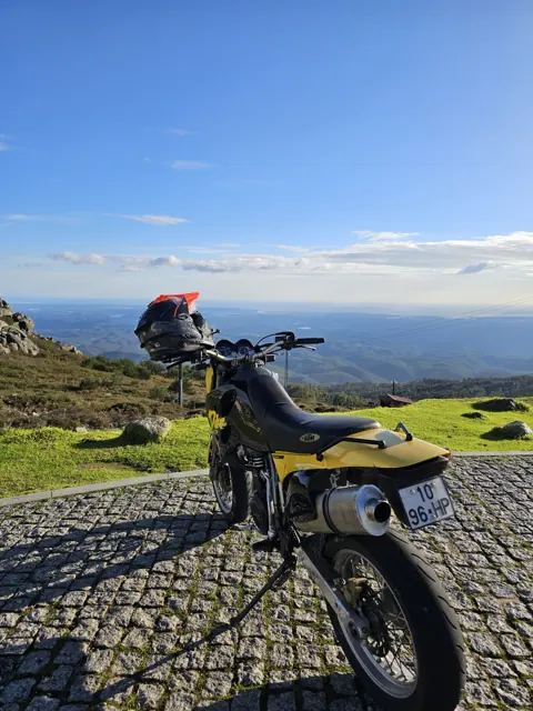 Una moto al belvedere di Fóia con vista sull’Algarve.