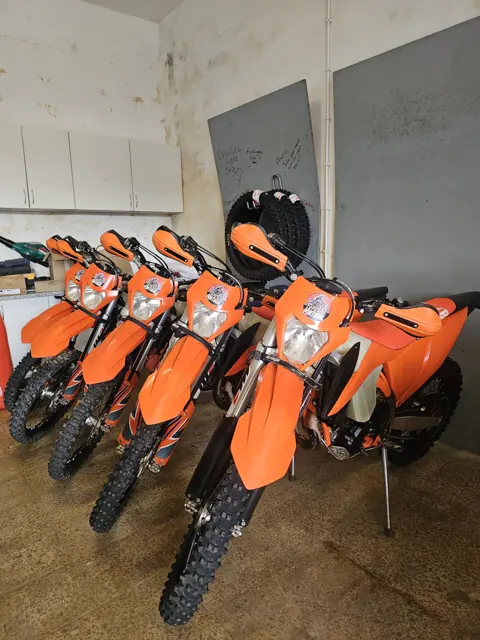 Una fila di KTM arancioni nell’officina LRP.