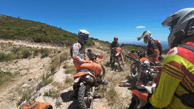 Piloto num passeio de enduro de KTM no Algarve