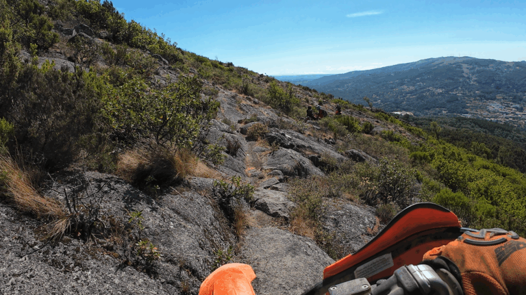 Motos KTM num percurso de enduro no Algarve