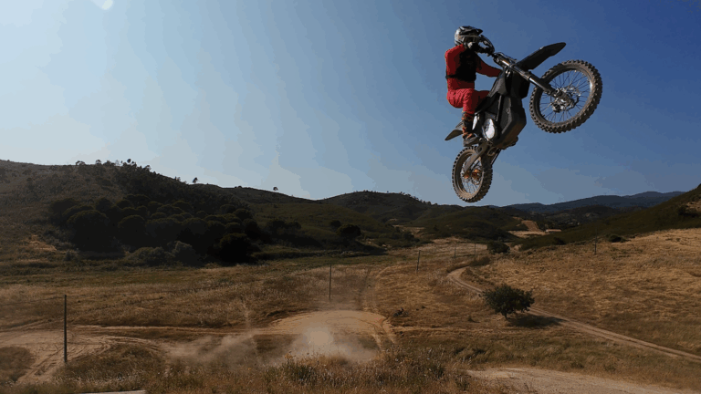 Piloto num passeio de enduro guiado no Algarve
