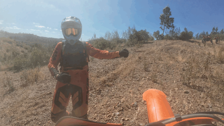 Passeio de enduro de moto em Portugal