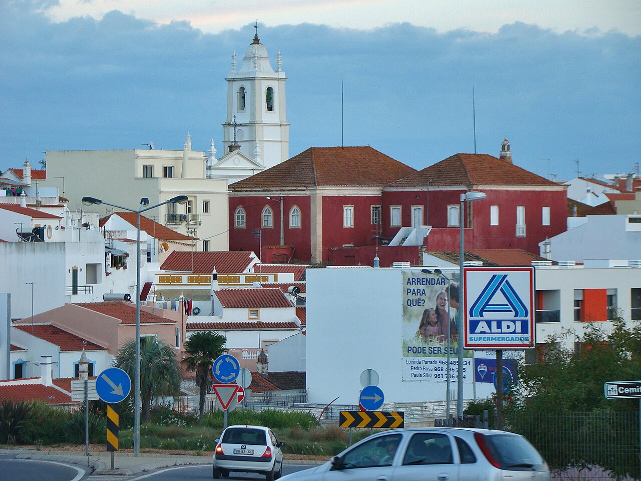 White houses and the church tower of Alcantarilha.