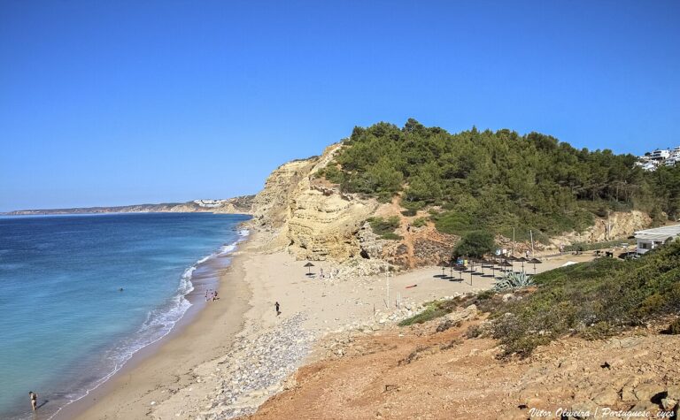 Praia das Cabanas Velhas, Algarve. A cove framed by pale cliffs.