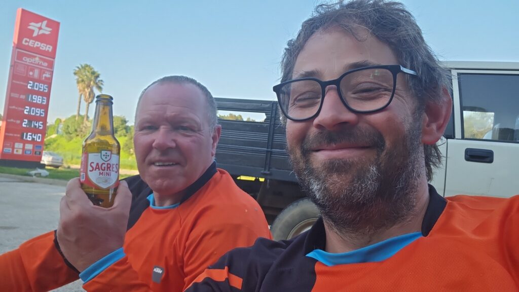 Two riders in orange jerseys at CEPSA in Rasmalho.