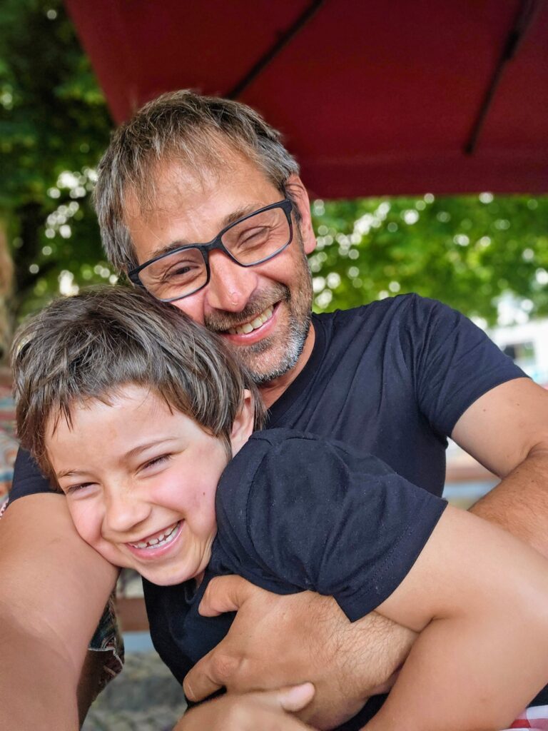 Two smiling guests at Café da Vila in Monchique.