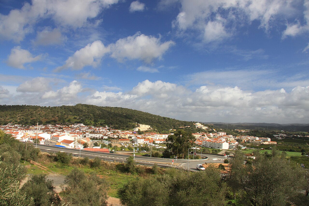 São Bartolomeu de Messines seen from a hillside above the town.