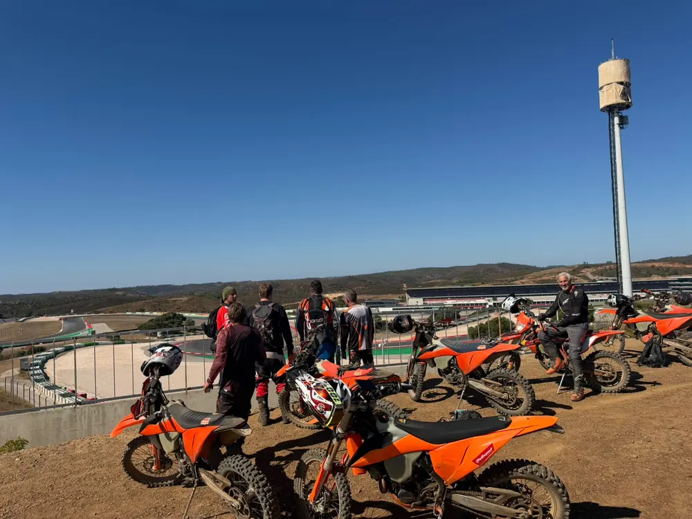 Grupo de pilotos con motos KTM junto al circuito del Algarve